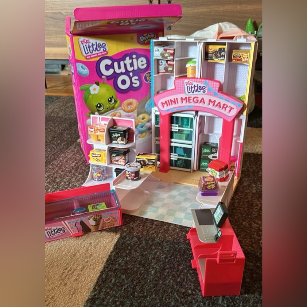 Shopkins Real Littles Cutie O's mini mega mart with 33 items used